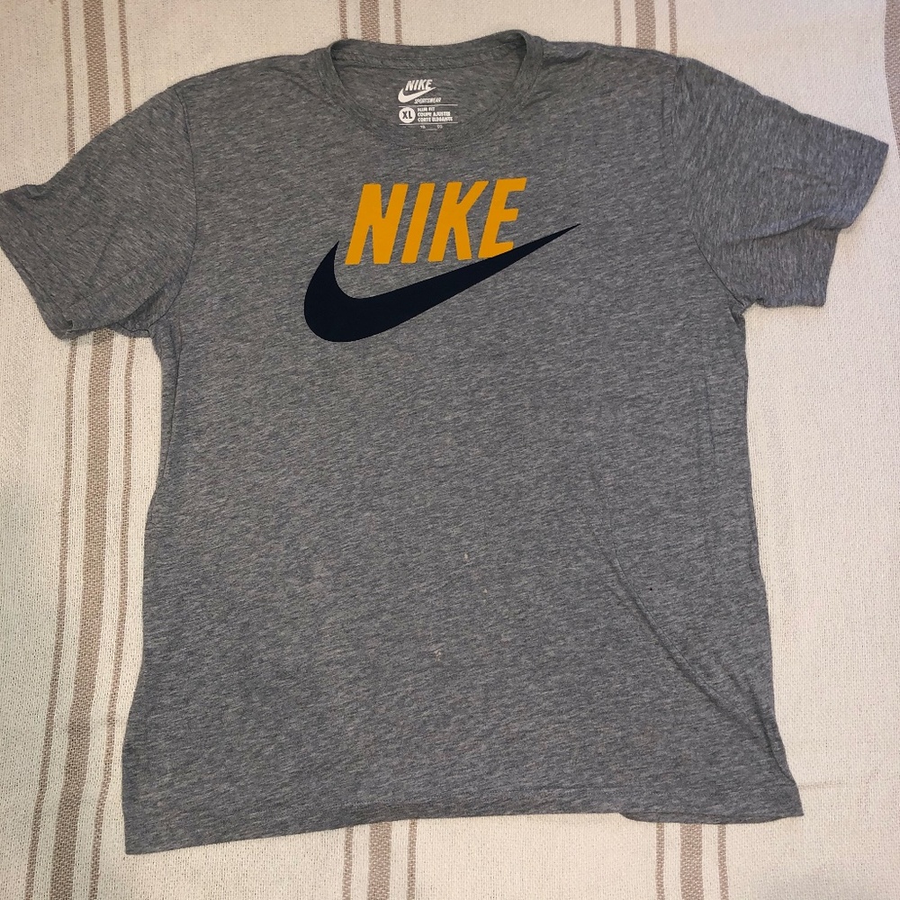 Gray Nike t-shirt  Size: XL GUC